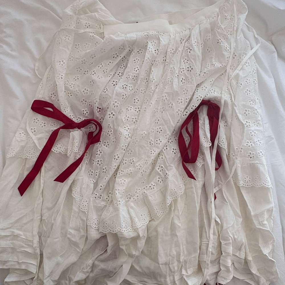 Chic Strapless White Dress with Red Accents - Picture 8 of 8